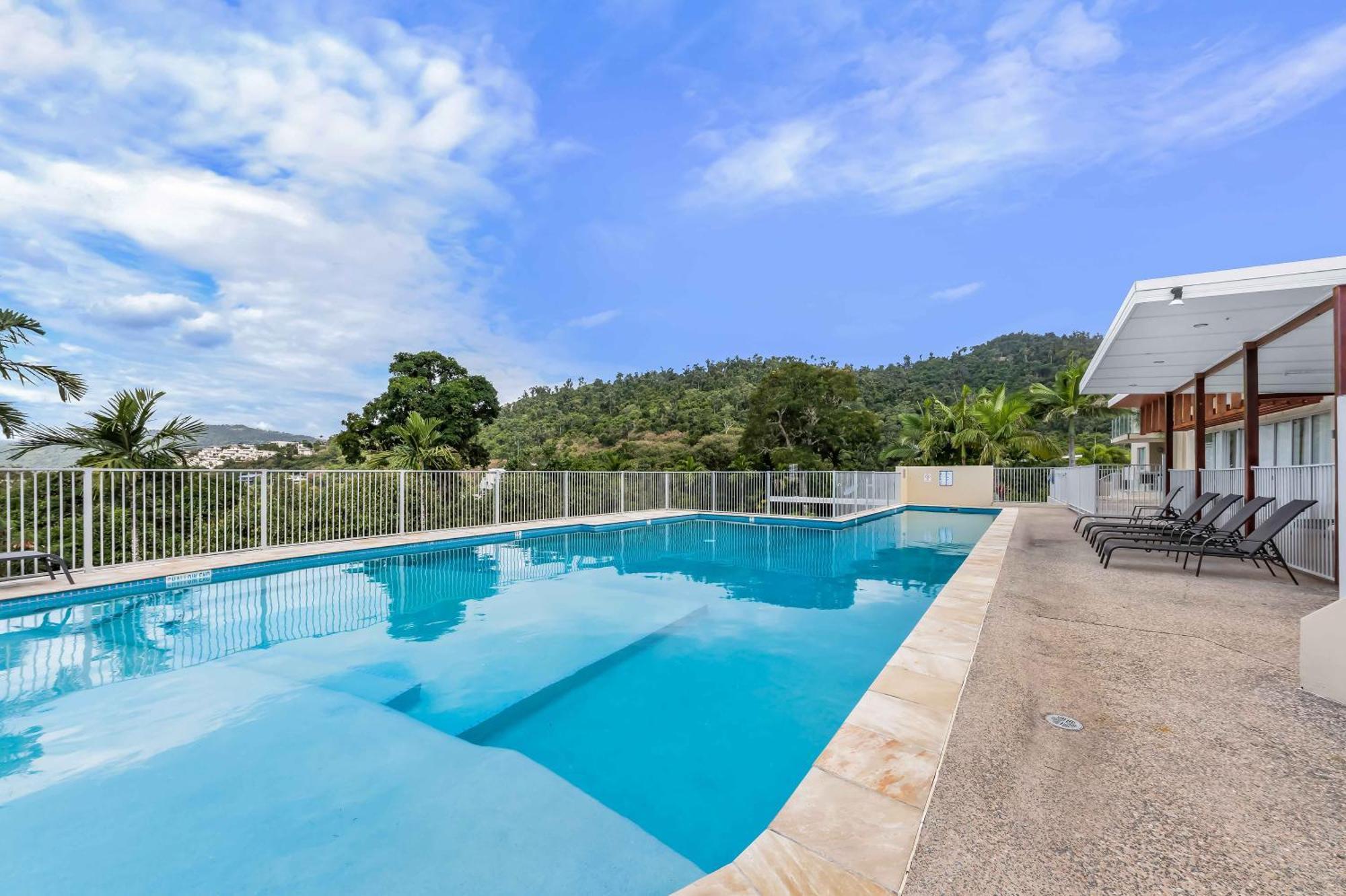 Airlie Summit Apartments Airlie Beach Exterior photo